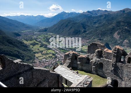 Vue sur les environs du Val di Susa depuis Sacra di San Michele, un complexe religieux sur le mont Pirchiriano à Val di Susa, Sant'Ambrogio di Torino, Turin Banque D'Images