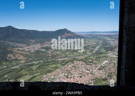 Vue de la ville métropolitaine de Turin depuis la Sacra di San Michele, un complexe religieux sur le mont Pirchiriano, situé sur le Val di Susa Banque D'Images