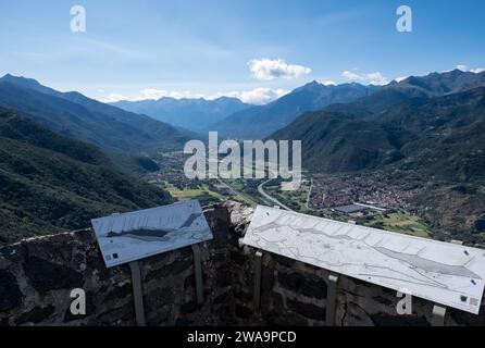 Vue sur les environs du Val di Susa depuis Sacra di San Michele, un complexe religieux sur le mont Pirchiriano à Val di Susa, Sant'Ambrogio di Torino, Turin Banque D'Images