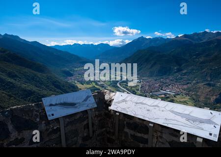 Vue sur les environs du Val di Susa depuis Sacra di San Michele, un complexe religieux sur le mont Pirchiriano à Val di Susa, Sant'Ambrogio di Torino, Turin Banque D'Images