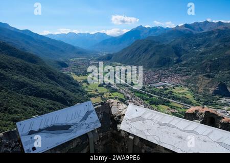 Vue sur les environs du Val di Susa depuis Sacra di San Michele, un complexe religieux sur le mont Pirchiriano à Val di Susa, Sant'Ambrogio di Torino, Turin Banque D'Images