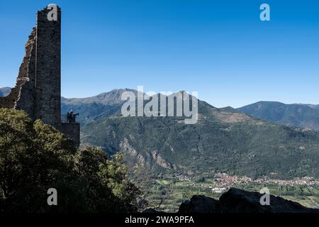 Vue sur les environs du Val di Susa depuis Sacra di San Michele, un complexe religieux sur le mont Pirchiriano à Val di Susa, Sant'Ambrogio di Torino, Turin Banque D'Images