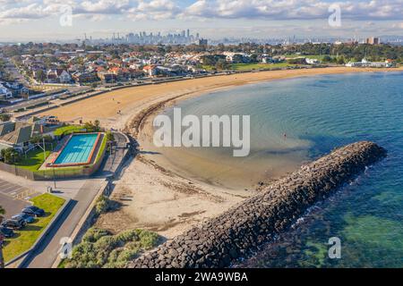 Vue aérienne d'une plage côté baie, le long d'une piscine, brise-lames rocheux à Williamstown à Melbourne, Victoria, Australie Banque D'Images