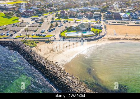 Vue aérienne d'une plage côté baie, le long d'une piscine, brise-lames rocheux à Williamstown à Melbourne, Victoria, Australie Banque D'Images