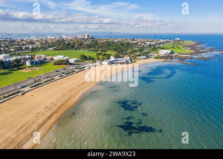 Vue aérienne d'un complexe de restaurants de motel sur une large plage de sable à Williamstown à Melbourne, Victoria, Australie. Banque D'Images