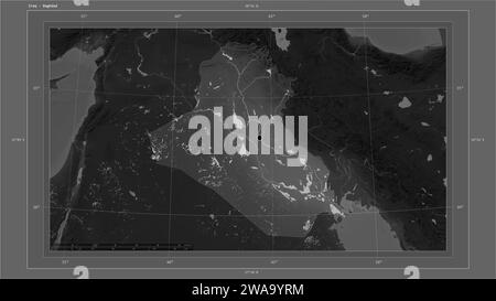 Irak mis en évidence sur une carte d'altitude en niveaux de gris avec la carte des lacs et des rivières avec le point de la capitale du pays, la grille cartographique, l'échelle de distance et la carte bo Banque D'Images