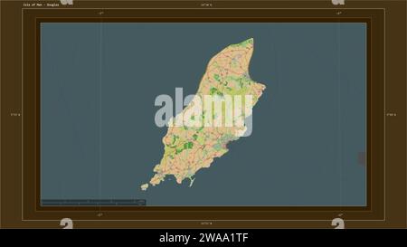 Île de Man mise en évidence sur une carte topographique de style OSM France avec le point de la capitale du pays, la grille cartographique, l'échelle de distance et la frontière de la carte Banque D'Images
