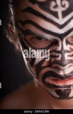 Studio Mans portrait avec ornement dessiné sur son visage. Banque D'Images