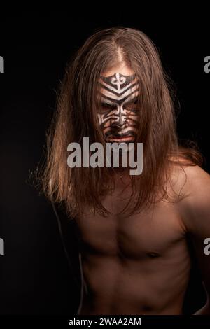 Studio Mans portrait avec ornement dessiné sur son visage. Banque D'Images