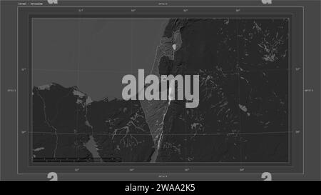 Israël mis en évidence sur une carte d'altitude à deux niveaux avec des lacs et des rivières carte avec le point de la capitale du pays, grille cartographique, échelle de distance et carte bo Banque D'Images
