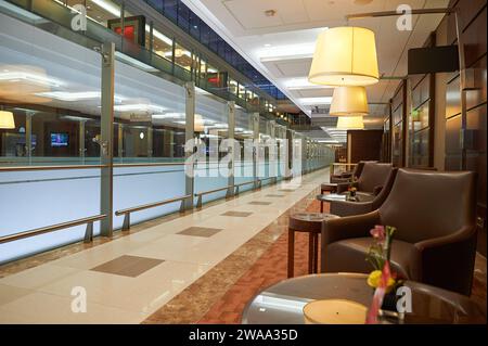 DUBAÏ, Émirats arabes Unis - 31 MARS 2015 : intérieur du salon de première classe Emirates. Banque D'Images