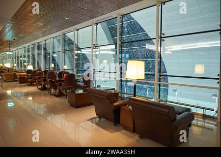 DUBAÏ, Émirats arabes Unis - 31 MARS 2015 : intérieur du salon de première classe Emirates. Banque D'Images