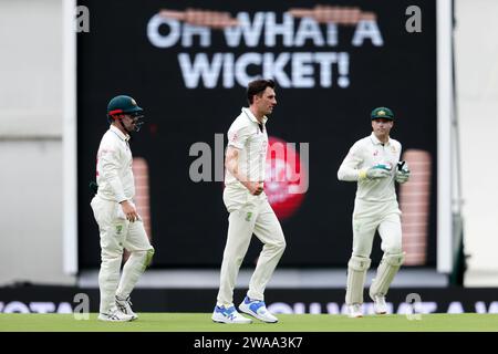 Sydney, Australie, 3 janvier 2024. L'australien Pat Cummins célèbre avoir pris le guichet de Sajid Khan du Pakistan lors du jour 1 du troisième test match entre l'Australie et le Pakistan au Sydney Cricket Ground le 03 janvier 2024 à Sydney, Australie. Crédit : Pete Dovgan/Speed Media/Alamy Live News Banque D'Images