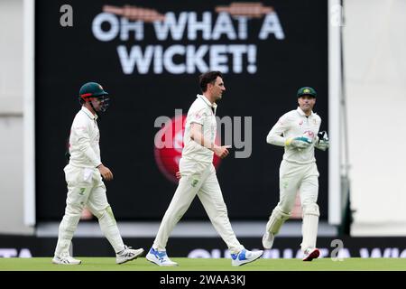 Sydney, Australie, 3 janvier 2024. L'australien Pat Cummins célèbre avoir pris le guichet de Sajid Khan du Pakistan lors du jour 1 du troisième test match entre l'Australie et le Pakistan au Sydney Cricket Ground le 03 janvier 2024 à Sydney, Australie. Crédit : Pete Dovgan/Speed Media/Alamy Live News Banque D'Images
