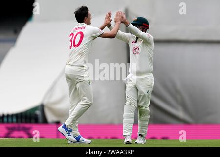 Sydney, Australie, 3 janvier 2024. L'australien Pat Cummins célèbre avoir pris le guichet de Sajid Khan du Pakistan lors du jour 1 du troisième test match entre l'Australie et le Pakistan au Sydney Cricket Ground le 03 janvier 2024 à Sydney, Australie. Crédit : Pete Dovgan/Speed Media/Alamy Live News Banque D'Images