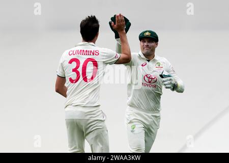 Sydney, Australie, 3 janvier 2024. L'australien Pat Cummins célèbre avoir pris le guichet de Sajid Khan du Pakistan lors du jour 1 du troisième test match entre l'Australie et le Pakistan au Sydney Cricket Ground le 03 janvier 2024 à Sydney, Australie. Crédit : Pete Dovgan/Speed Media/Alamy Live News Banque D'Images