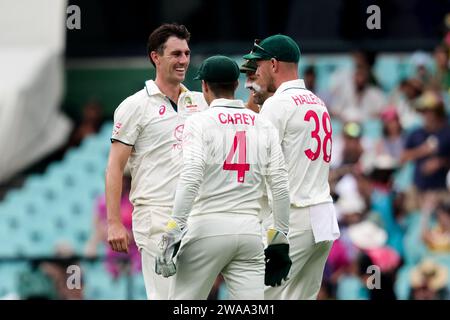 Sydney, Australie, 3 janvier 2024. L'australien Pat Cummins célèbre avoir pris le guichet de Sajid Khan du Pakistan lors du jour 1 du troisième test match entre l'Australie et le Pakistan au Sydney Cricket Ground le 03 janvier 2024 à Sydney, Australie. Crédit : Pete Dovgan/Speed Media/Alamy Live News Banque D'Images