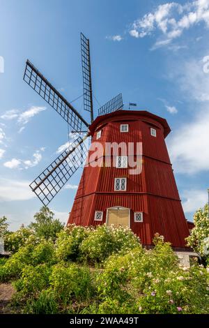 Un moulin à vent rouge falu à Strängnäs, Sörmland, Suède Banque D'Images