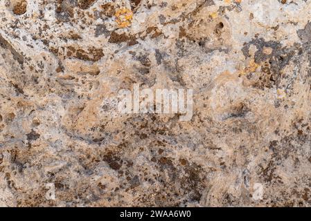 mur en pierre de bloc d'une seule pièce qui a commencé à vieillir et recouvert de mousse Banque D'Images