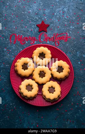 Biscuits traditionnels de Noël Linzer biscuits autrichiens ou allemands avec pâte brisée et confiture de fond de vacances saisonnières Banque D'Images