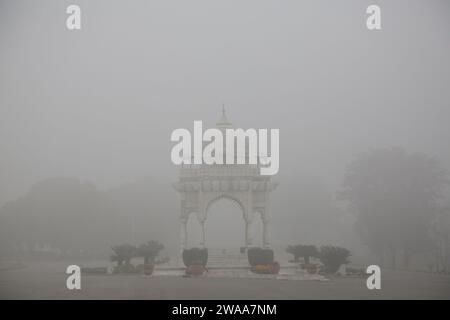 Islamabad. 3 janvier 2024. Cette photo prise le 3 janvier 2024 montre un parc enveloppé dans un épais brouillard à Islamabad, capitale du Pakistan. Un brouillard dense à Islamabad et dans les zones adjacentes a perturbé les horaires des bus, des trains et des vols, ont rapporté les médias locaux. Crédit : Ahmad Kamal/Xinhua/Alamy Live News Banque D'Images