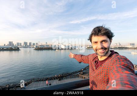 les gens, les voyages, le tourisme, l'amitié et la technologie concept - heureux touriste prenant selfie avec smartphone au pont à tokyo au japon fond Banque D'Images