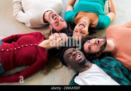 diversité, race, ethnicité et concept de personnes - groupe international de femmes souriantes heureuses différentes couchées sur le sol en cercle Banque D'Images