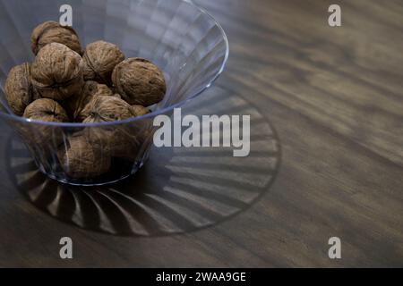 Noix de noix graine sur la paillasse de cuisine dans le bol en verre Banque D'Images