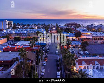 Vue aérienne de Santa Monica avec Bay Street allant vers l'océan au crépuscule, couleurs rose et lavande. Banque D'Images