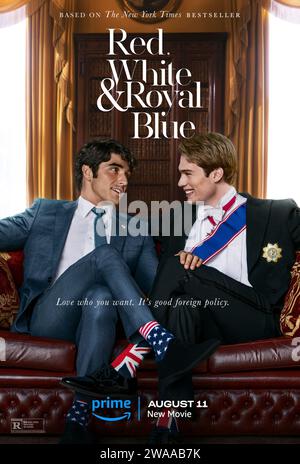 Rouge, blanc et bleu royal (2023) réalisé par Matthew López et mettant en vedette Taylor Zakhar Perez, Nicholas Galitzine et Uma Thurman. Lorsque la querelle entre le fils du président américain et le prince britannique menace de creuser un fossé dans les relations américano-britanniques, les deux sont contraints à une trêve mise en scène qui déclenche quelque chose de plus profond. Adaptation du roman de Casey McQuiston. Banque D'Images