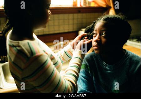 All Dirt Roads Taste of Salt (2023) réalisé par Raven Jackson et mettant en vedette Kaylee Nicole Johnson. Une exploration de plusieurs décennies de la vie d'une femme dans le Mississippi et une ode aux générations de personnes, de lieux et de moments ineffables qui nous façonnent. Publicité encore ***USAGE ÉDITORIAL SEULEMENT***. Crédit : BFA / A24 Banque D'Images