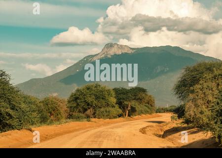 Un chemin de terre aginst le fond du mont Longido en Tanzanie Banque D'Images