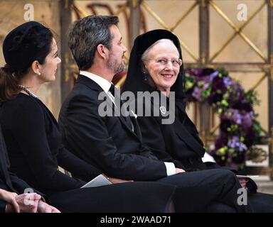 PHOTO - la reine Margrethe regarde le prince héritier Frederik lors des funérailles du prince Henrik depuis l'église du palais de Christianborg à Copenhague, le mardi 20 février 2018. Le prince Henrik est décédé le mardi 13 février 2018. La reine danoise Margrethe a annoncé dans son discours du nouvel an qu'elle abdique le 14 janvier 2024. Le prince héritier Frederik prendra sa place et deviendra le roi Frederik le 10e du Danemark. Banque D'Images