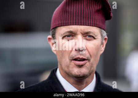 PHOTO - le prince héritier Frederik tient une porte à Skótahúsio dans le cadre de leur visite officielle aux îles Féroé, samedi 25 août 2018. La reine danoise Margrethe a annoncé dans son discours du nouvel an qu'elle abdique le 14 janvier 2024. Le prince héritier Frederik prendra sa place et deviendra le roi Frederik le 10e du Danemark. Banque D'Images