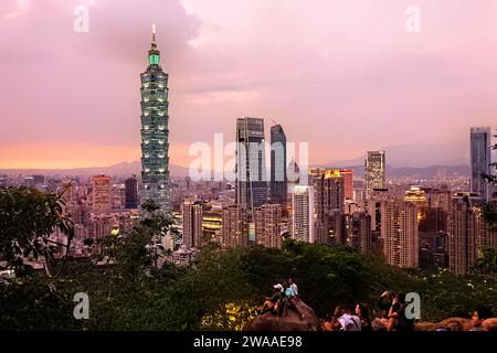 Touristes regardant Taipei 101 au coucher du soleil de Elephant Peak, Taipei, Taiwan Banque D'Images