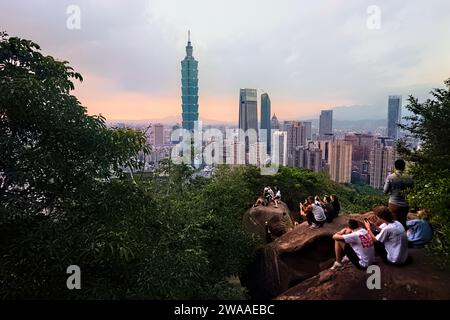 Touristes regardant Taipei 101 au coucher du soleil de Elephant Peak, Taipei, Taiwan Banque D'Images