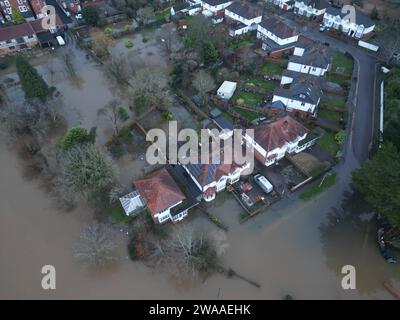 Hereford, Herefordshire, Royaume-Uni – mercredi 3 janvier 2024 – Météo du Royaume-Uni – vue aérienne par drone des inondations dans la ville de Hereford depuis la rivière Wye – le niveau de la rivière lorsque la rivière Wye traverse Hereford était de 5,03 m à 9H15 ce matin et toujours en hausse, entraînant des inondations dans la région de Greyfriars la ville - un avertissement d'inondation de l'Agence de l'Environnement suggère qu'il pourrait atteindre un pic à 5,20 m plus tard aujourd'hui. Photo Steven May / Alamy Live News Banque D'Images