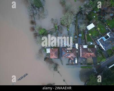 Hereford, Herefordshire, Royaume-Uni – mercredi 3 janvier 2024 – Météo du Royaume-Uni – vue aérienne par drone des inondations dans la ville de Hereford depuis la rivière Wye – le niveau de la rivière lorsque la rivière Wye traverse Hereford était de 5,03 m à 9H15 ce matin et toujours en hausse, entraînant des inondations dans la région de Greyfriars la ville - un avertissement d'inondation de l'Agence de l'Environnement suggère qu'il pourrait atteindre un pic à 5,20 m plus tard aujourd'hui. Photo Steven May / Alamy Live News Banque D'Images