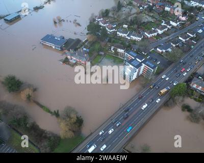 Hereford, Herefordshire, Royaume-Uni – mercredi 3 janvier 2024 – Météo du Royaume-Uni – vue aérienne par drone des inondations dans la ville de Hereford depuis la rivière Wye – le niveau de la rivière lorsque la rivière Wye traverse Hereford était de 5,03 m à 9H15 ce matin et toujours en hausse, entraînant des inondations dans la région de Greyfriars la ville - un avertissement d'inondation de l'Agence de l'Environnement suggère qu'il pourrait atteindre un pic à 5,20 m plus tard aujourd'hui. Photo Steven May / Alamy Live News Banque D'Images