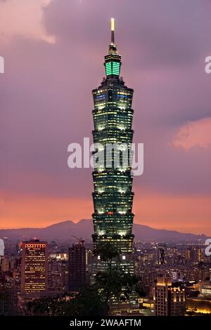 Taipei 101 au coucher du soleil, vu depuis Elephant Peak, Taipei, Taiwan Banque D'Images