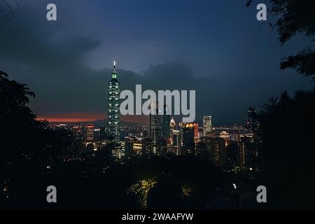 Taipei 101 au coucher du soleil, vu depuis Elephant Peak, Taipei, Taiwan Banque D'Images