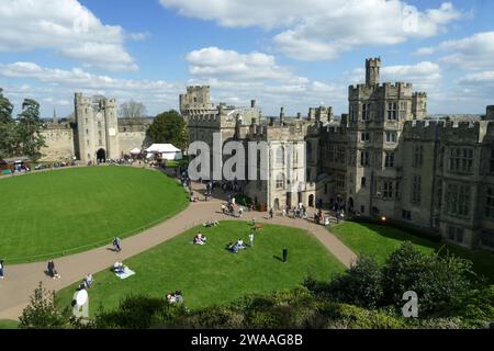 Warwick, Angleterre, Royaume-Uni - avril 2 2017 : célèbre vue aérienne du château de Warwick, monument touristique populaire Banque D'Images