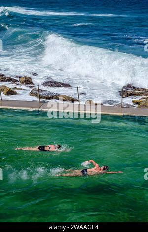 Nageurs à la piscine d'eau salée Bronte Baths, Bronte Beach, Sydney, Nouvelle-Galles du Sud, Australie Banque D'Images