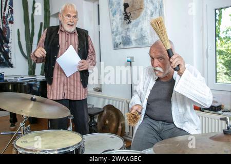 Artiste Gunther Emmerlich li., geb. 18. September 1944 und Schlagzeuger Günter Baby Sommer RE., geb. 25. Août 1943 à Dresde während der Proben zu ihrem gemeinsamen Bühnenprogramm GESCHÜTTELT UND NICHT GERÜHRT im Probenraum in Radebeul. Exklusiv- *** artiste Gunther Emmerlich li , né le 18 septembre 1944 et batteur Günter Baby Sommer RE , né le 25 août 1943 à Dresde lors des répétitions de leur programme commun GESCHÜTTELT UND NICHT GERÜHRT dans la salle de répétition de Radebeul Exklusiv Banque D'Images