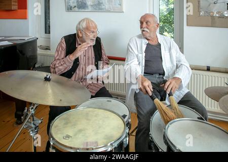 Artiste Gunther Emmerlich li., geb. 18. September 1944 und Schlagzeuger Günter Baby Sommer RE., geb. 25. Août 1943 à Dresde während der Proben zu ihrem gemeinsamen Bühnenprogramm GESCHÜTTELT UND NICHT GERÜHRT im Probenraum in Radebeul. Exklusiv- *** artiste Gunther Emmerlich li , né le 18 septembre 1944 et batteur Günter Baby Sommer RE , né le 25 août 1943 à Dresde lors des répétitions de leur programme commun GESCHÜTTELT UND NICHT GERÜHRT dans la salle de répétition de Radebeul Exklusiv Banque D'Images