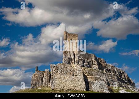 Vue de la forteresse du château d'Atienza à Guadalajara en Espagne avec ciel bleu clair. Banque D'Images