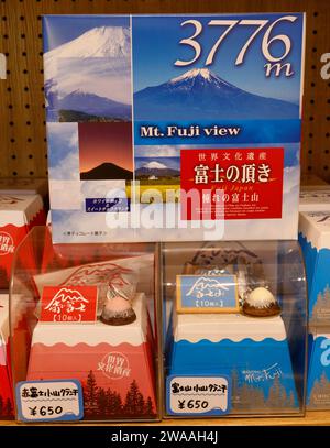 MERCHANDISING DES PRODUITS MOUNT FUJI AU JAPON Banque D'Images