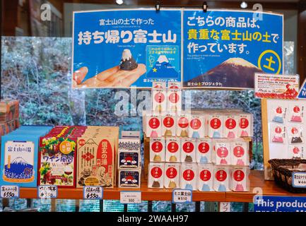 MERCHANDISING DES PRODUITS MOUNT FUJI AU JAPON Banque D'Images