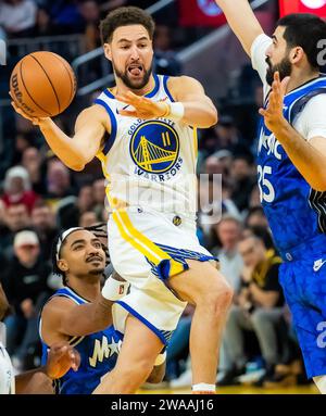 San Francisco, États-Unis. 3 janvier 2024. Klay Thompson (L) des Golden State Warriors participe au match de saison régulière de la NBA 2023-2024 entre Orlando Magic et Golden State Warriors à San Francisco, aux États-Unis, le 3 janvier 2024. Crédit : Dong Xudong/Xinhua/Alamy Live News Banque D'Images