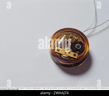 Arne Larsson, 1915-2001 ans, est considéré comme la première personne au monde à recevoir un stimulateur cardiaque artificiel. Le stimulateur cardiaque a été implanté par le chirurgien cardiaque Åke Senning en 1958. Le stimulateur cardiaque a été fabriqué par Rune Elmqvist.Arne a vécu pendant encore quarante-trois ans et pendant ce temps est passé par vingt-six pacemakers. Photo d'un stimulateur cardiaque Arnes. Banque D'Images